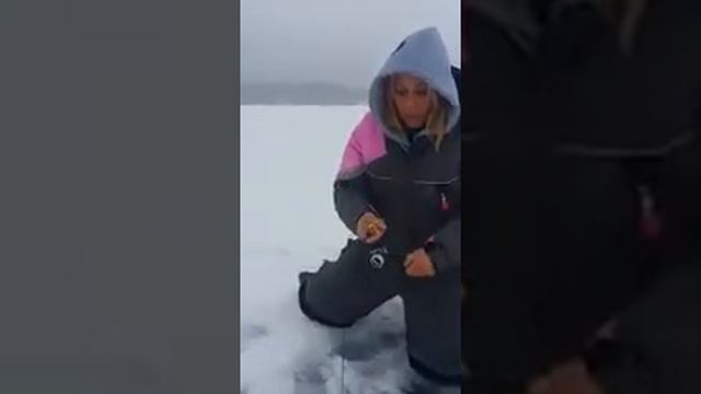 ДЕВУШКА НА ЗИМНЕЙ РЫБАЛКЕ смотреть онлайн