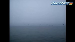 Вертолеты летят со стороны моря в Крым