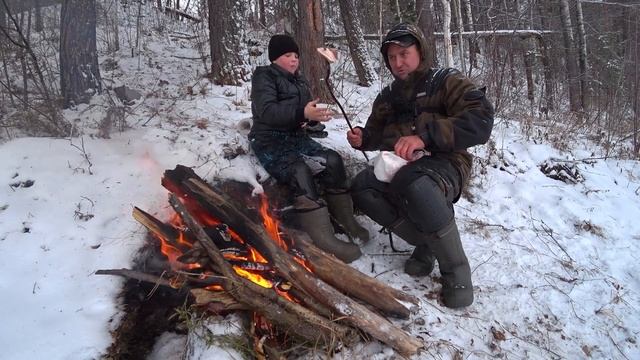 ЖОР ЩУК, ОНИ ЛОМАЮТ РУКИ..! Рыбалка на жерлицы - 2 день!" смотреть онлайн