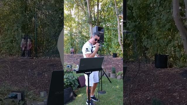 Мужик поёт у друзей на даче:-) смотреть онлайн