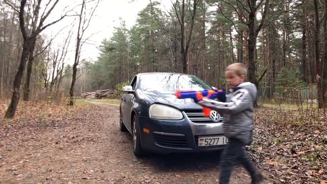 Nerf Game: Нерф сражение против зомби! Zombie Vs Nerf!
