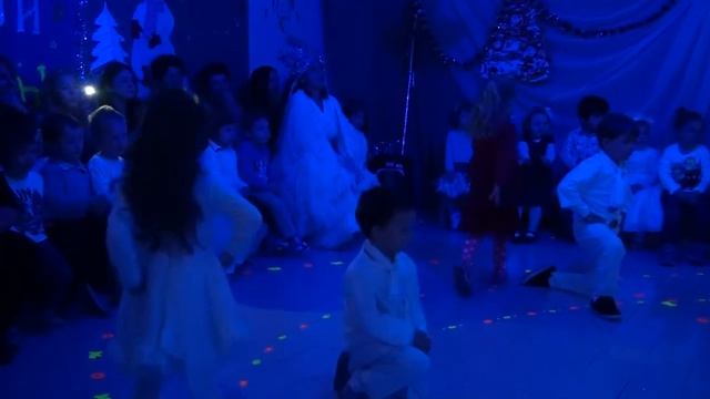 Тим танцует на Новогоднем вечере в дет.саду "Светлячки" смотреть онлайн