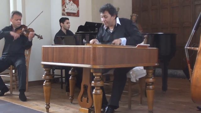 Giani Lincan play variations on Russian themes: Two guitars and Kalinka. смотреть онлайн