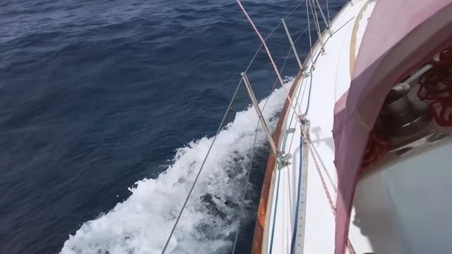 Velero con Viento Fuerte Navegando en Cabo de Gata, Navegar en Mar Mediterráneo de empopada смотреть онлайн