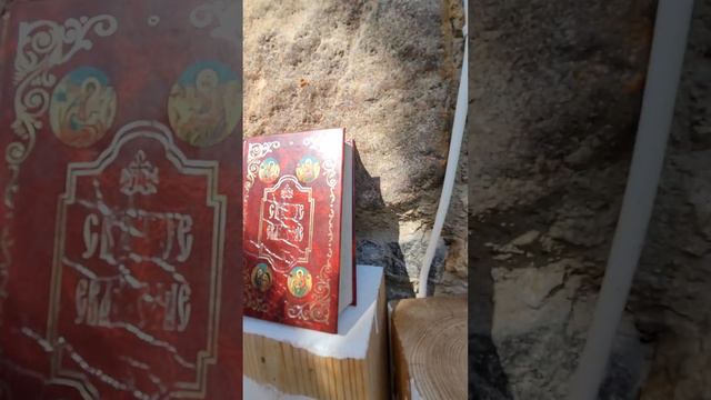 Хозяйка частной церкви Т. Фенина показывает Евангелие со следами мироточения. Порт Байкал, 15.07.23 смотреть онлайн