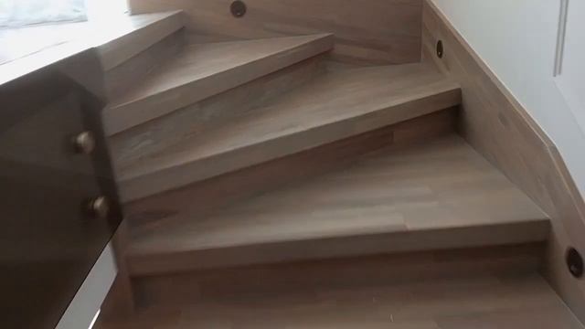 Лестница в четырёхэтажном Таунхаусе.