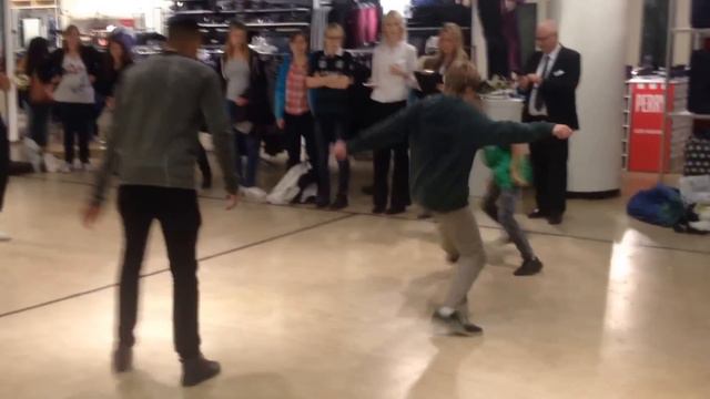 FC Groningen spelers Danny Hoesen en Hedwiges Maduro trappen een balletje met supporters смотреть онлайн