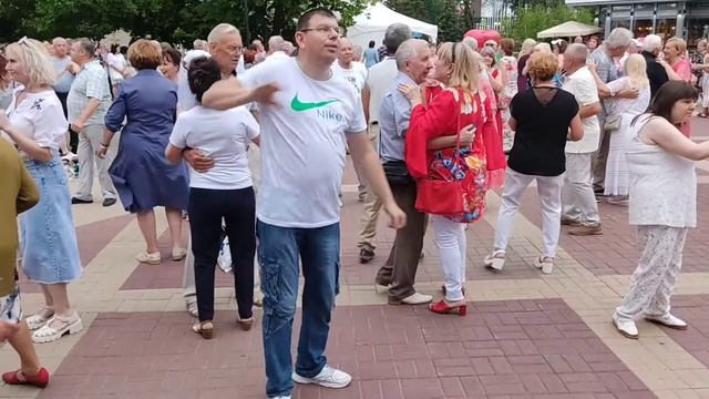 Для тебя! Белгород, парк победы, танцы в кругу друзей. смотреть онлайн