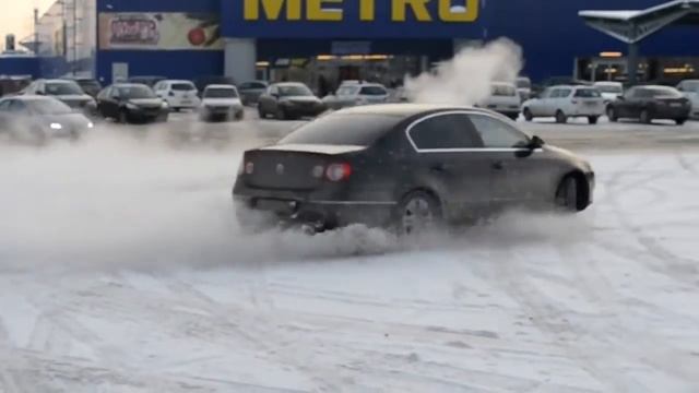 Volkswagen Passat 2 0 FSI дрифт возле супермаркета смотреть онлайн