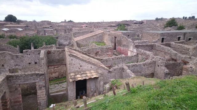 Pompei, Blick über die Ruinenstadt am 19.2.2016 смотреть онлайн