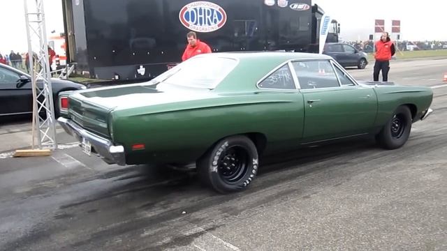 Plymouth Roadrunner vs. BMW at Flugplatzblasen 2012 смотреть онлайн