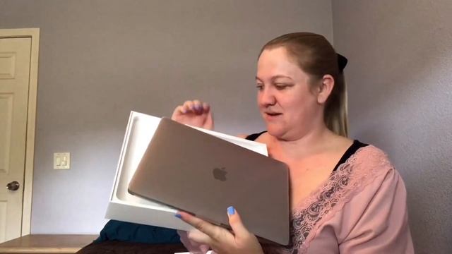 Unboxing my NEW 2019 13” SPACE GREY MACBOOK PRO with Touchbar! смотреть онлайн
