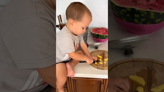 Готовит суп! #дети #семья