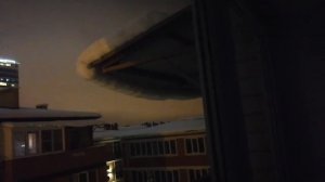 Скидываем снег с крыши балкона пeтaрдой