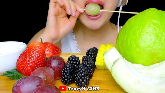 ASMR FRUIT PLATTER (BERRIES, GRAPES, MANGOES, GUAVA) | No Talking Eating Sounds | TracyN ASMR смотреть онлайн