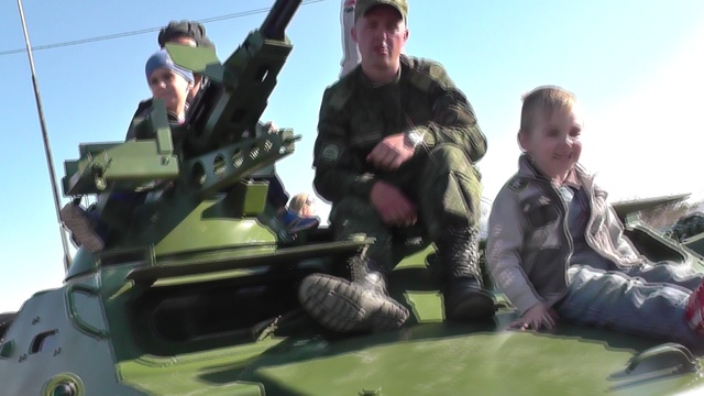 9 мая против войны. Пусть на танках играют дети. Благовещенск Амурская область. Парад танков. смотреть онлайн