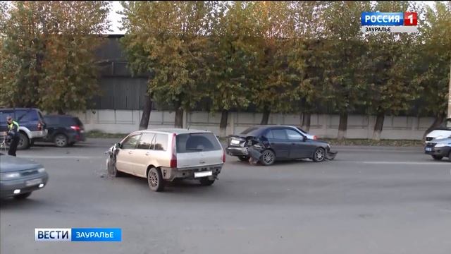 В Кургане пьяный водитель Лады столкнулся с пассажирским автобусом смотреть онлайн