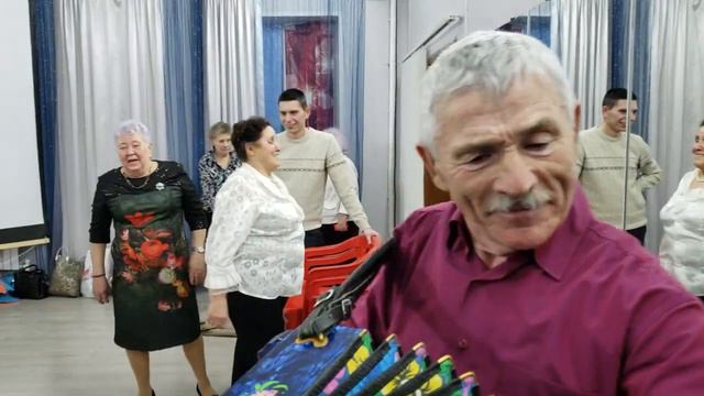 240225 Вид частушек любовные страдания жители орловцы поют частушк танцуют клуб Гармошка парк г Оре смотреть онлайн