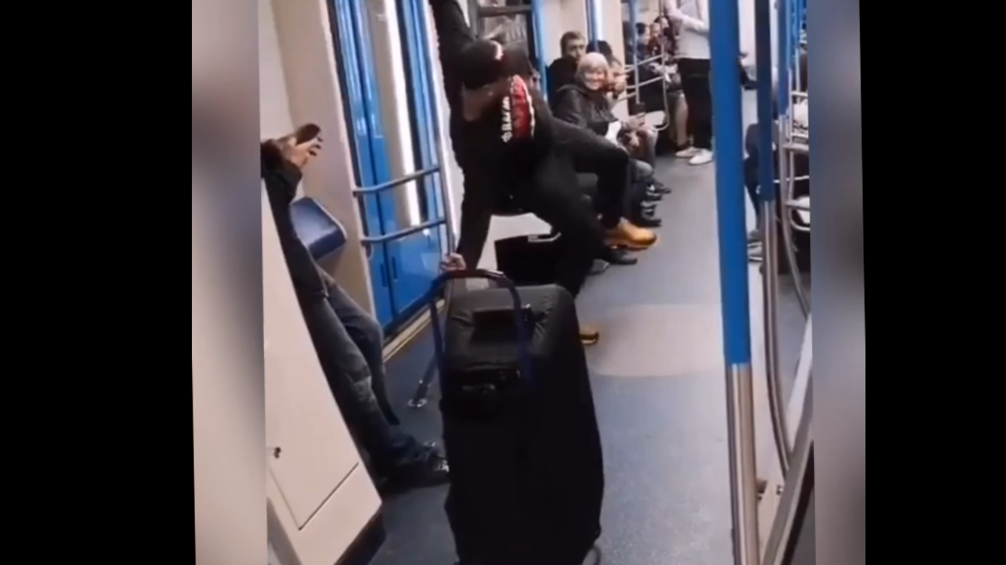 Танцор в вагоне метро смотреть онлайн