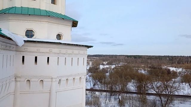 Вид от надвратной Входоиерусалимской церкви на собор. 03 февраля 2024 год. смотреть онлайн