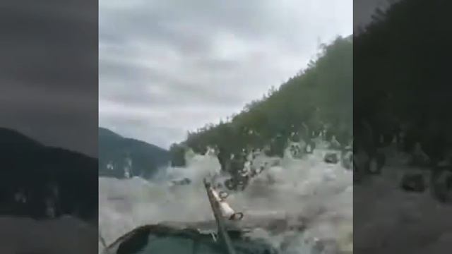 Экстремальный сплав по р. Иркут в большую воду на моторе Yamaha, с дополнительной лодкой смотреть онлайн