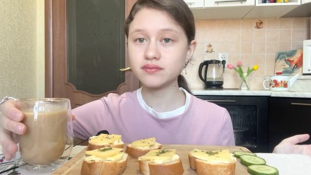 МУКБАНГ breakfast ? БУТЕРБРОДЫ с МАСЛОМ И СЫРОМ #mukbang смотреть онлайн