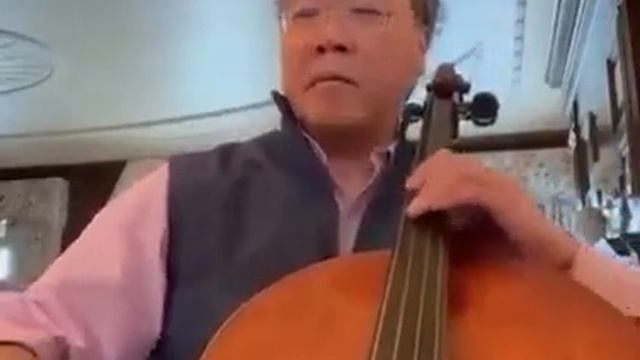 Гімн України грає на віолончелі Йо Йо Ма