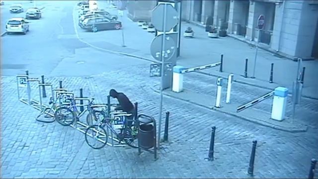 Policisti pie Rīgas domes noķer velosipēda zagli смотреть онлайн
