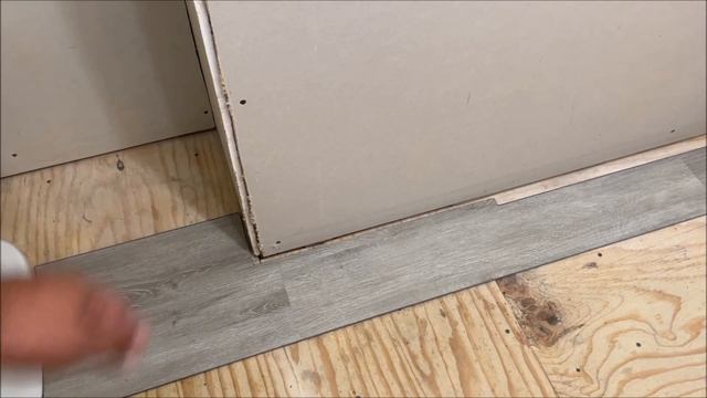 how to cut laminate vinyl FLOORING around toilet doors bath cabinets ANYTHING easy DIY смотреть онлайн