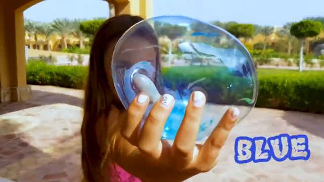 Дженни и Эли учат цвета на английском языке.