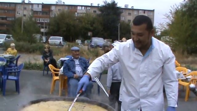 Плов с пылу с жару на ярмарке в Новотроицке смотреть онлайн