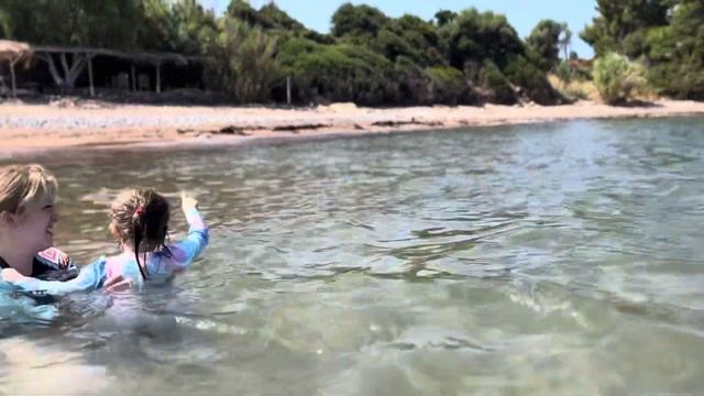Lyra swims with Mommy at Kyparissia Beach смотреть онлайн