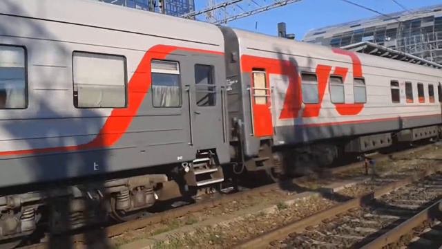 Электровоз 2ЭС4К-115 с поездом №202 Адлер-Москва отправляется со станции Адлер,СК ЖД.20150717 смотреть онлайн