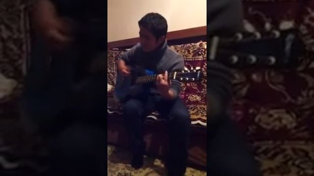 Пацан хорошо играет на гитаре смотреть онлайн