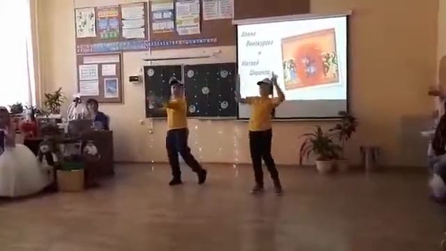 Танец ФЛЕШМОБ с другом в школе на новый год. смотреть онлайн