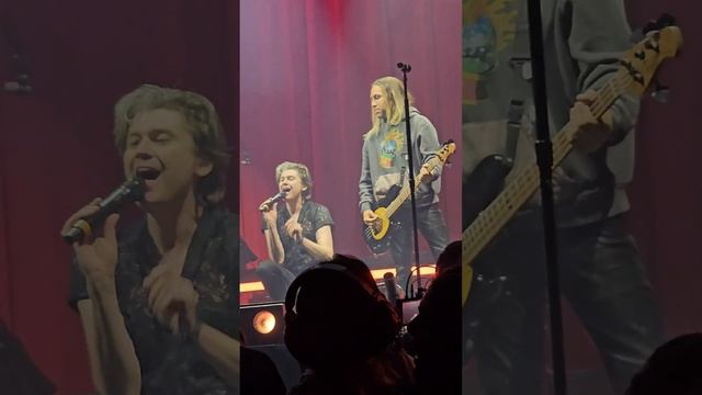 slow down ft William beckett - fall out boy (madison square garden, 3/22/2024) смотреть онлайн