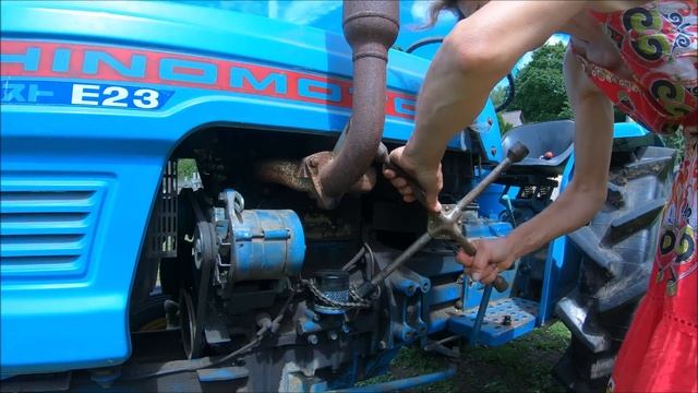 Меняю масло в тракторе. Огород и коровы // Жизнь на хуторе смотреть онлайн