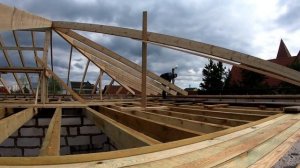 Все этапы строительства вальмовой (четырехскатной) крыши из металлочерепицы