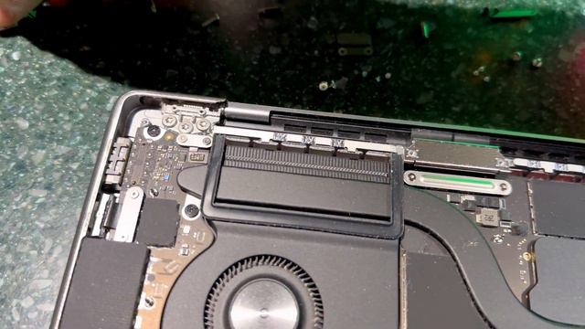 Что делать, если дисплейная крышка #MacBook Pro 14 #A2442 2021 не закрывается после повреждения смотреть онлайн