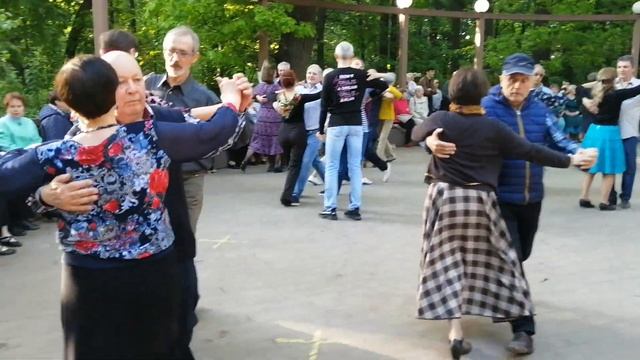 4)"Медленный фокстрот". 5 июня 2022. Танцы для всех. . Танцевальная площадка. Метро Орехово. смотреть онлайн