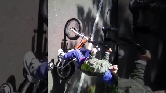 Лева первый раз катается на велосипеде смотреть онлайн