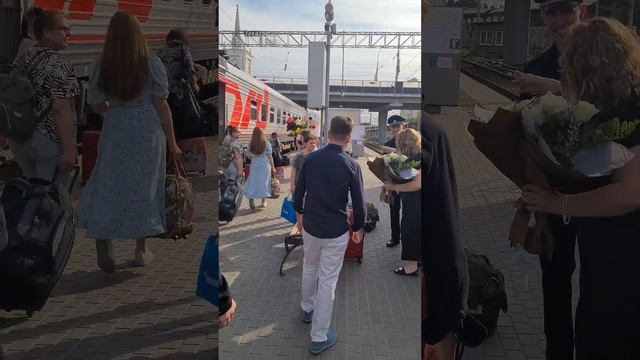 Мама встретила сына из армии с сюрпризом ? на вокзале в Волгограде #белыймедведь #дембель2023 смотреть онлайн