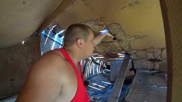 Дом разваливается, стены можно пробить рукой, крыша течет, готовимся к сносу смотреть онлайн