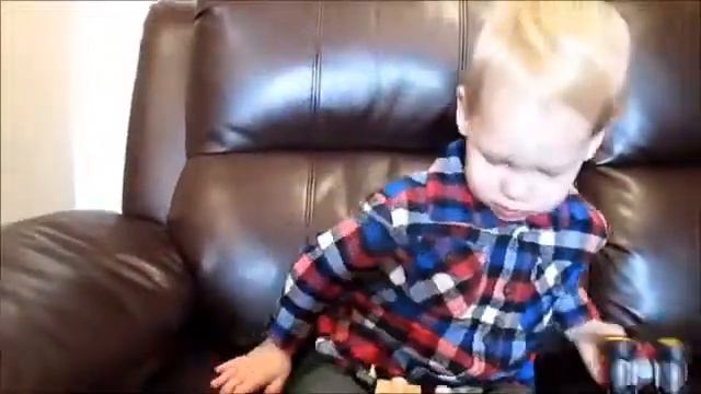 Tobias, Opening Birthday Gifts смотреть онлайн