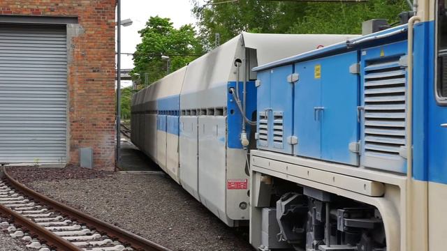900 mm gauge Schalke locomotive pulling a lime stone train supplying the soda ash plant in Bernburg смотреть онлайн