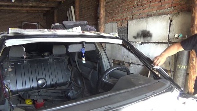 Ремонт подвески и кузова мерседес 124 ч.8 Заменили лобовое стекло. смотреть онлайн