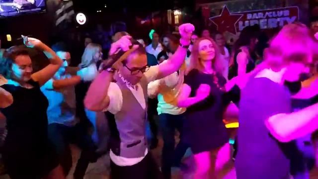 Сальса-анимация с Чино в Liberty Bar - El More & El Dan "Tremenda Pinta" смотреть онлайн