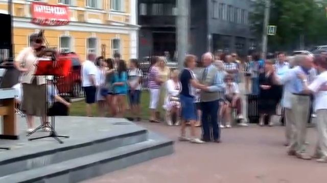 Танцевальная площадка у памятника Я Гарелину в Иванове 30 05 15 г смотреть онлайн