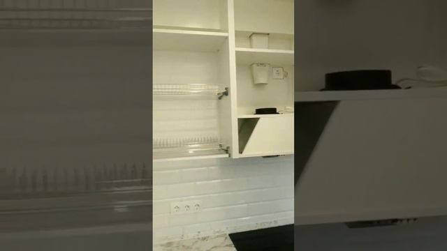 Кухня комбинированная верх- фасады в алюминиевом белом профиле с белым стеклом низ - крашенный МДФ смотреть онлайн