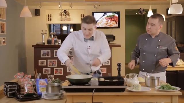 Pasta - это просто! "Фарфалле" в нежном сырном миксе со свежей рукколой и горячим багетом. смотреть онлайн